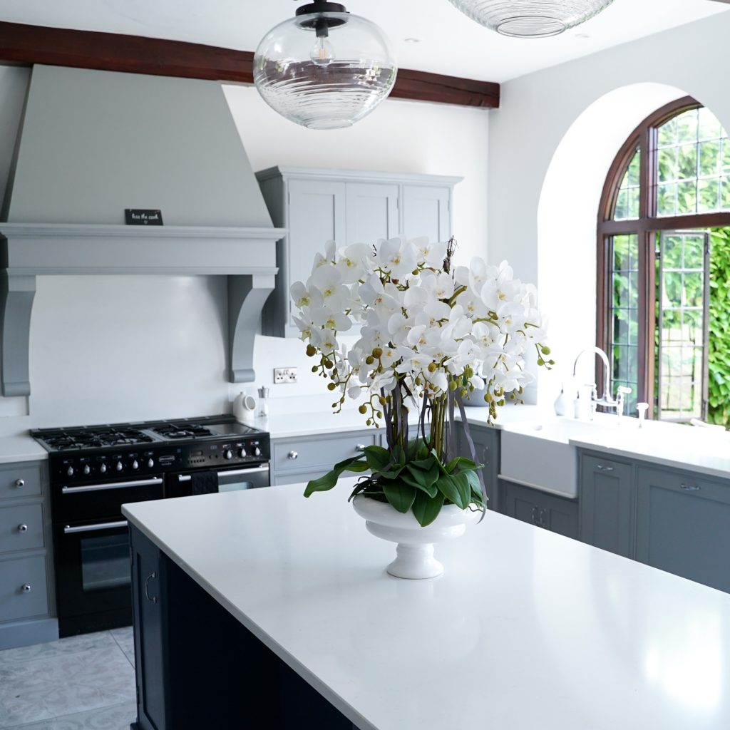 گل مصنوعی در آشپزخانه دیزاین ارکیده مصنوعی سفید گلفروشی آنلاین