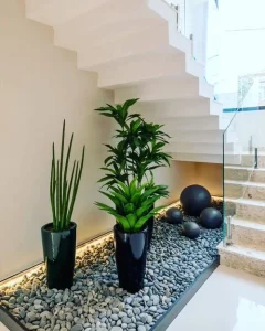 هدیه دادن گیاهان مصنوعی برای بهرهوری اداری - نمای زیبای زیر پله و دیزین شده با درختچه مصنوعی <yoastmark class=