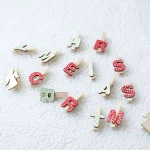گیره فانتزی چوبی کریسمس 16 عددی مدل Merry Christmas گیره عکس